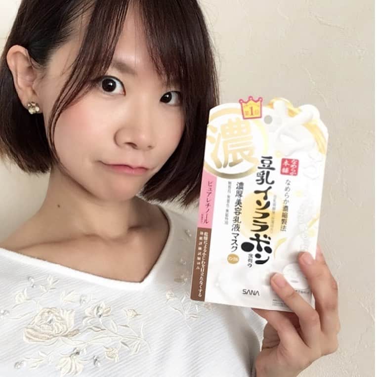 のインスタグラム：「「サナ　なめらか本舗　リンクルジェル乳液マスク」 最近、乾燥小じわが気になり始めたので、、 サナ なめらか本舗 リンクルジェル乳液マスク を愛用中です。  中身をあけるとたっぷりとジェルを含むマスクが現れ、ピタッと肌に密着します。 濃厚でなめらかなジェル乳液が肌に浸透するのを  感じとても気持ちが良いです。 おかげさまで乾燥肌でカサカサだった肌が もちもちとなり、しわも目立たなくなってきました。  お風呂上がりのお手入れがこの1枚で済むようになり  時短で潤い綺麗になれて嬉しいです！ 保湿成分のピュアレチノールが新配合してリニューアルしたのでぜひみなさんにもおすすめです。  #なめらか本舗#フェイスマスク#美容  #ベストコスメ/#プチプラコスメ#豆乳イソフラボン 「常盤薬品工業様のプロモーションに参加」」