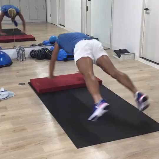 のインスタグラム：「@osakolab  でトレーニング💪🏾 キツかったー😵  コツコツ頑張ろ❗️ #オオサコラボ #トレーニング #接骨院 #大迫勇也 #鹿児島 #鹿児島中央 #サッカー  #Jリーグ  #鹿児島ユナイテッドFC #soccer  #jleague  #kagoshimaunitedfc #kagoshima #堤俊輔  #ツツスタグラム  #チェストー！ #体幹トレーニング #筋トレ #プッシュアップ  #モモ裏トレーニング #中臀筋いじめてます #中臀筋鍛えるのがヤバイです」