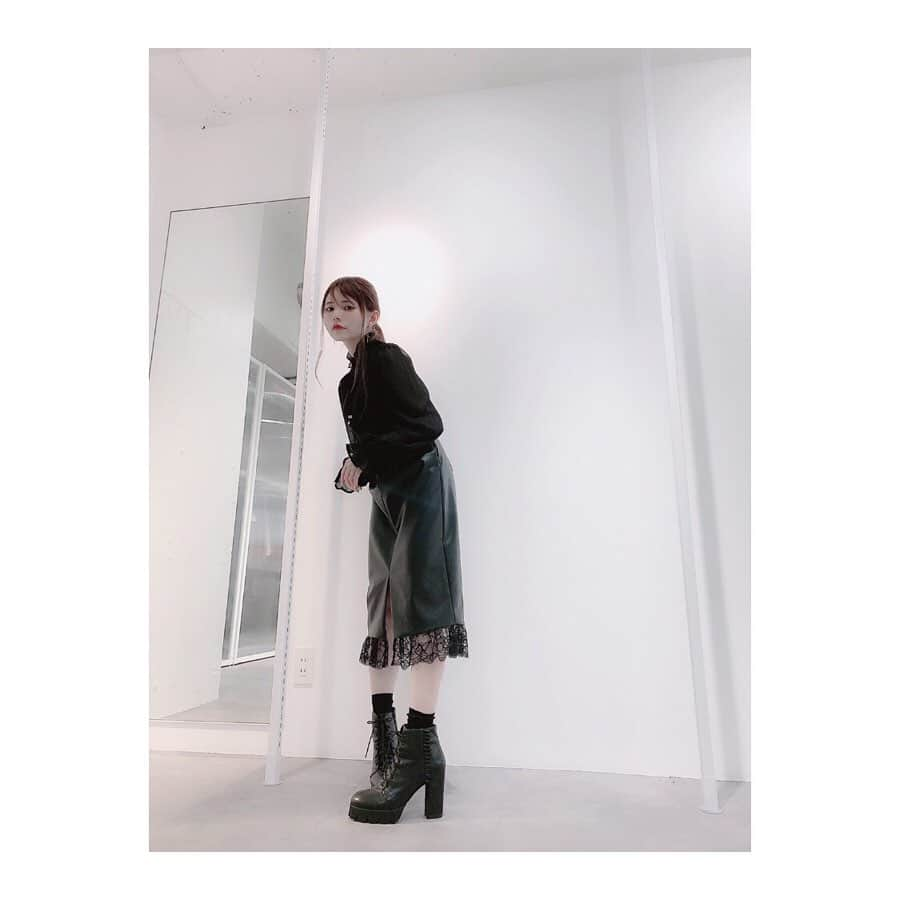 EATMEさんのインスタグラム写真 - (EATMEInstagram)「9.18 update... #EATME #DIRECTOR  #COORDINATE #🌹 @tsubasamasuwaka1013  身長🚺:150cm 全ての商品➡︎発売中 . TOP画面のURLからEATME WEB  STOREをCHECK💁🏻 @eatme_japan . 2WAYプリーツフリルブラウス（ #BLOUSE ） ¥9,000（＋tax） COLOR🎨:BLK.O/WHT.PNK SIZE📐:FREE . ヘムレースタイトスカート（ #SKIRT ） ¥11,000（＋tax） COLOR🎨:BLK.PNK SIZE📐:S.M . チャンキーヒールショートブーツ（ #BOOTS ） ¥13,880（+tax） COLOR🎨:BLK.PNK.MIX SIZE📐:S（22.5cm) M（23.5cm）、L（24.5cm） . #EATME_DIRECTORSCODE  #eatmejapan #イートミー #fetishmode #2019aweatme #2019aw #winter #VINTAGEAFTERNOONTEA #益若つばさ #tsubasamasuwaka #fashion #outfit  #japan #tokyo #harajuku #osaka #umeda #原宿 #大阪 #梅田エスト #instagood」9月18日 17時03分 - eatme_japan