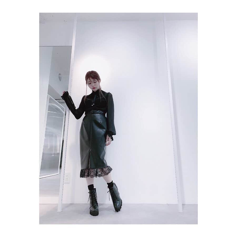 EATMEさんのインスタグラム写真 - (EATMEInstagram)「9.18 update... #EATME #DIRECTOR  #COORDINATE #🌹 @tsubasamasuwaka1013  身長🚺:150cm 全ての商品➡︎発売中 . TOP画面のURLからEATME WEB  STOREをCHECK💁🏻 @eatme_japan . 2WAYプリーツフリルブラウス（ #BLOUSE ） ¥9,000（＋tax） COLOR🎨:BLK.O/WHT.PNK SIZE📐:FREE . ヘムレースタイトスカート（ #SKIRT ） ¥11,000（＋tax） COLOR🎨:BLK.PNK SIZE📐:S.M . チャンキーヒールショートブーツ（ #BOOTS ） ¥13,880（+tax） COLOR🎨:BLK.PNK.MIX SIZE📐:S（22.5cm) M（23.5cm）、L（24.5cm） . #EATME_DIRECTORSCODE  #eatmejapan #イートミー #fetishmode #2019aweatme #2019aw #winter #VINTAGEAFTERNOONTEA #益若つばさ #tsubasamasuwaka #fashion #outfit  #japan #tokyo #harajuku #osaka #umeda #原宿 #大阪 #梅田エスト #instagood」9月18日 17時03分 - eatme_japan