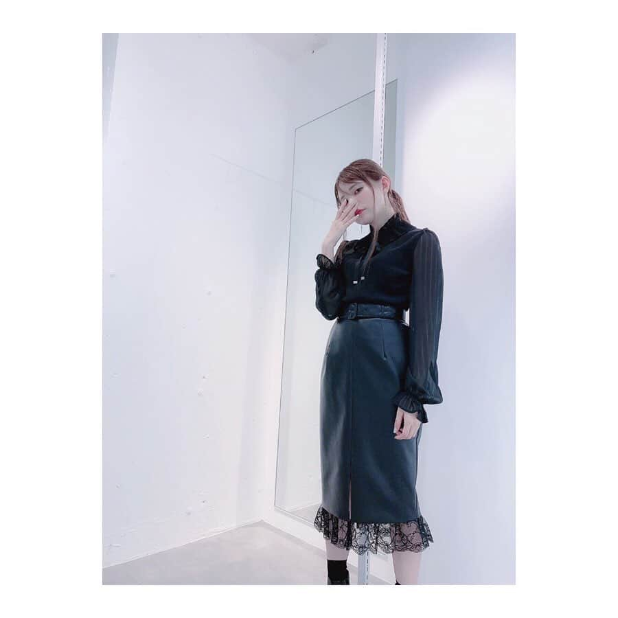 EATMEさんのインスタグラム写真 - (EATMEInstagram)「9.18 update... #EATME #DIRECTOR  #COORDINATE #🌹 @tsubasamasuwaka1013  身長🚺:150cm 全ての商品➡︎発売中 . TOP画面のURLからEATME WEB  STOREをCHECK💁🏻 @eatme_japan . 2WAYプリーツフリルブラウス（ #BLOUSE ） ¥9,000（＋tax） COLOR🎨:BLK.O/WHT.PNK SIZE📐:FREE . ヘムレースタイトスカート（ #SKIRT ） ¥11,000（＋tax） COLOR🎨:BLK.PNK SIZE📐:S.M . チャンキーヒールショートブーツ（ #BOOTS ） ¥13,880（+tax） COLOR🎨:BLK.PNK.MIX SIZE📐:S（22.5cm) M（23.5cm）、L（24.5cm） . #EATME_DIRECTORSCODE  #eatmejapan #イートミー #fetishmode #2019aweatme #2019aw #winter #VINTAGEAFTERNOONTEA #益若つばさ #tsubasamasuwaka #fashion #outfit  #japan #tokyo #harajuku #osaka #umeda #原宿 #大阪 #梅田エスト #instagood」9月18日 17時03分 - eatme_japan