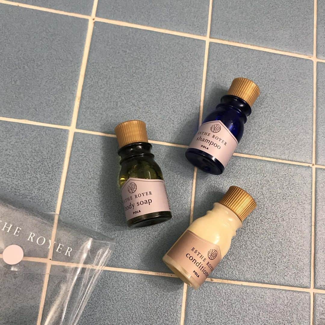 のインスタグラム：「綺麗な病院は 流石、アメニティも#POLA 🧖🏻‍♀️♡ 軽い手術と検査で入院💉 看護師さんがおもしろすぎて、笑ってたらいつのまにか麻酔で眠りについて手術が終わってました。笑  人生の身体を大事にしようと思えるいい機会でした♡ 復活したらままぴとおいしいもの食べに行く🍔🍖🍕嬉  #個室の広いお部屋 #快適すぎる🥺」