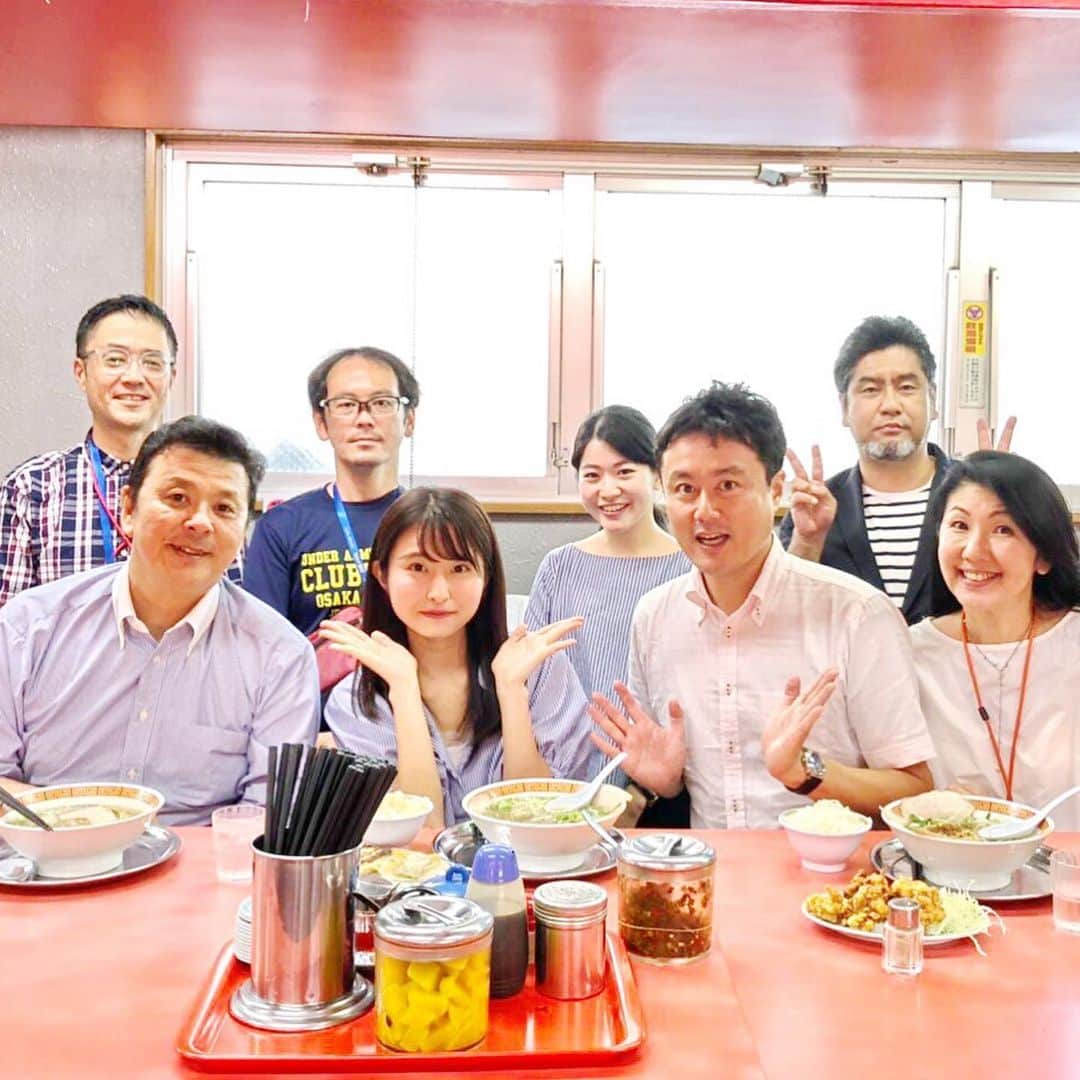 本野大輔のインスタグラム：「神戸での読み聞かせの授業。 先輩の牧野アナと新人佐藤アナと一緒でした。  写真は帰りに皆んなでお昼ご飯にラーメンを食べている一コマです。 この日はアナウンスOG植村なおみさんも一緒でした。 ある日の風景です。  #アナウンサー #読売テレビ #ytv #牧野誠三 #植村なおみ #本野大輔 #佐藤佳奈 #ラーメン #読み聞かせ #ランチ」