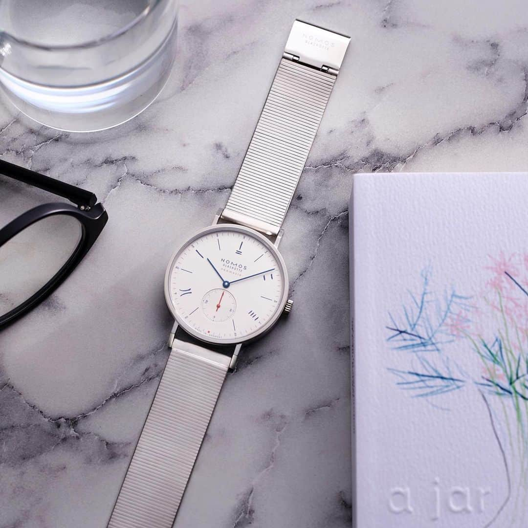 ノモスさんのインスタグラム写真 - (ノモスInstagram)「New and limited-edition: The 2019 Singapore edition of Tangente neomatik 39. This special version of our design classic came into being in cooperation with @thehourglass_official , our official retailer in Singapore. Available in four versions, two of which combine traditional Chinese characters with the "Little Red Dot"—a symbol for the Asian metropolis.  #nomos #nomostangente #neomatik #thehourglass #watch #watchlover #wristwatch #watchgeek #singapore #littlereddot #design #automaticwatch #madeingermany」9月18日 16時58分 - nomos_glashuette