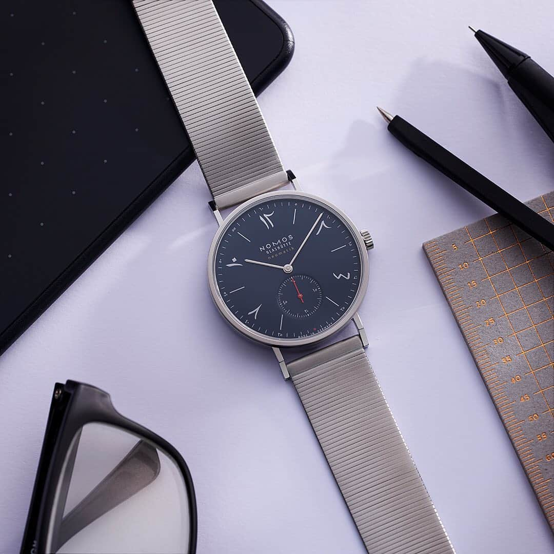 ノモスさんのインスタグラム写真 - (ノモスInstagram)「New and limited-edition: The 2019 Singapore edition of Tangente neomatik 39. This special version of our design classic came into being in cooperation with @thehourglass_official , our official retailer in Singapore. Available in four versions, two of which combine traditional Chinese characters with the "Little Red Dot"—a symbol for the Asian metropolis.  #nomos #nomostangente #neomatik #thehourglass #watch #watchlover #wristwatch #watchgeek #singapore #littlereddot #design #automaticwatch #madeingermany」9月18日 16時58分 - nomos_glashuette