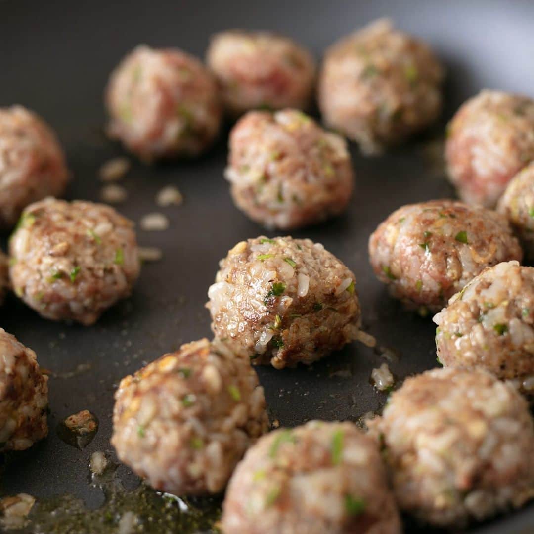récolteレコルトさんのインスタグラム写真 - (récolteレコルトInstagram)「. 【EATips】FUN WAY Recipe お昼が待ち遠しいお弁当のおかず ＜全2回＞ . レコルトの［カプセルカッター ボンヌ］の最大の魅力は、 面倒な作業があっという間にできること😊👍✨ 少ない量だと無理かな？と思いきや、 にんにく1かけのみじん切りも瞬間完了！ 手軽に使える［カプセルカッター ボンヌ］の自慢のひとつです👏👏👏 . 先週に続き、渡辺麻紀さんが教えてくださったのは ［カプセルカッター ボンヌ］で作る 時短調理＆冷凍保存もできるお弁当のおかずレシピ😋 . ふたつめのメニューは、スパイス使いが素晴らしいモロッコ風お米入りミートボール☺️ ミートボールにお米を混ぜているので、栄養バランスがよく、 まさにお弁当にぴったりのメニュー👌 冷凍保存しておけるから、急な来客時のおもてなしにもおすすめです！ . おしゃれランチで気分転換😊💕👍 自慢したくなる手作りミートボールはこちらから✨ https://recolte-jp.com/eatips/funway/recipe/201909-1-2 . #recolte  #レコルト #capsulecutterbonne #カプセルカッター ボンヌ #フードプロセッサー #みじん切り  #ひき肉  #ミートボール #モロッコ風 #お弁当 #お弁当おかず #お弁当生活 #レシピ  #簡単レシピ  #手作り  #手料理　 #美味しい  #おうちごはん  #料理好きな人と繋がりたい #テーブルクッキング  #キッチン家電  #ギフト家電　 #渡辺麻紀 #eatips  #イーティップス」9月18日 16時58分 - recolte_official