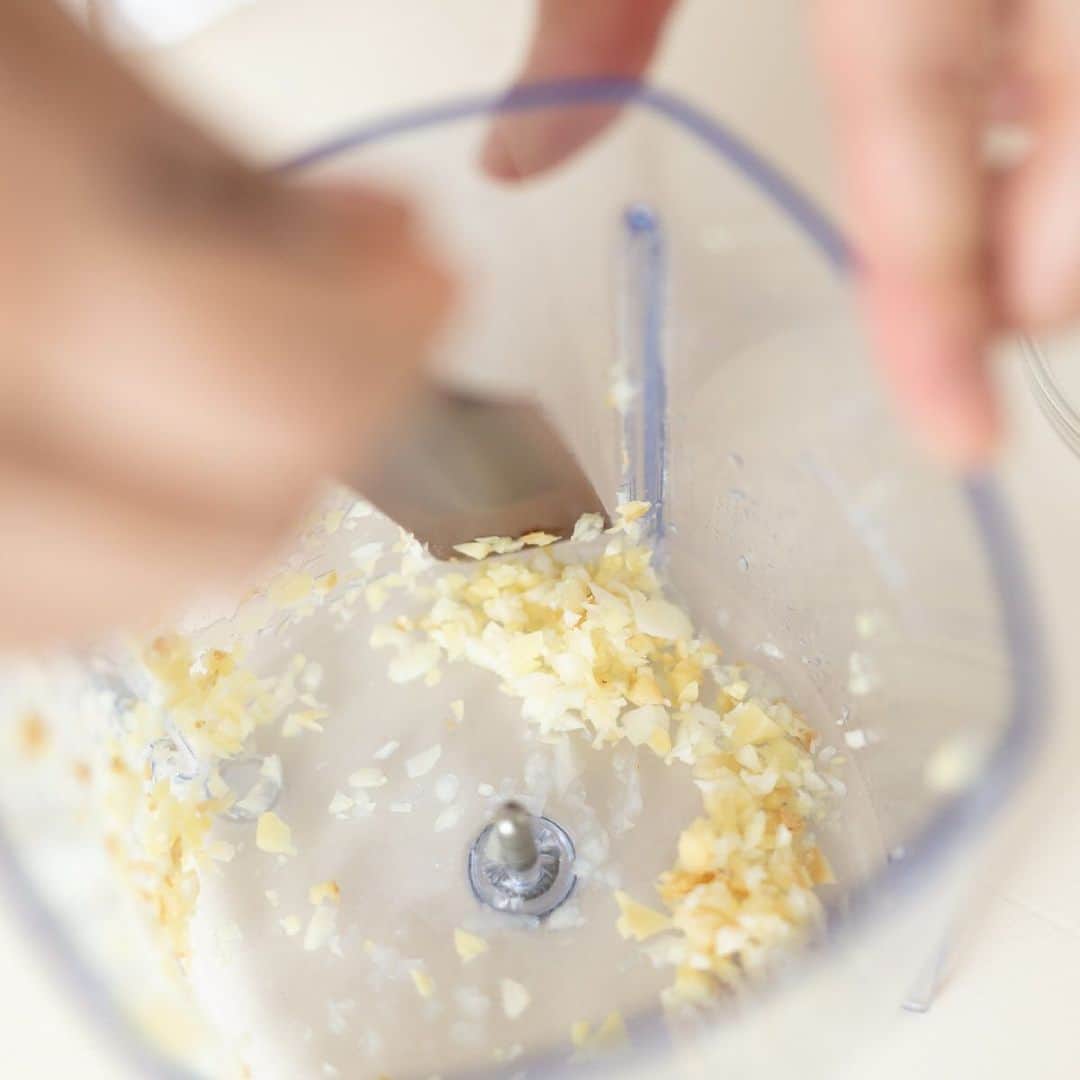 récolteレコルトさんのインスタグラム写真 - (récolteレコルトInstagram)「. 【EATips】FUN WAY Recipe お昼が待ち遠しいお弁当のおかず ＜全2回＞ . レコルトの［カプセルカッター ボンヌ］の最大の魅力は、 面倒な作業があっという間にできること😊👍✨ 少ない量だと無理かな？と思いきや、 にんにく1かけのみじん切りも瞬間完了！ 手軽に使える［カプセルカッター ボンヌ］の自慢のひとつです👏👏👏 . 先週に続き、渡辺麻紀さんが教えてくださったのは ［カプセルカッター ボンヌ］で作る 時短調理＆冷凍保存もできるお弁当のおかずレシピ😋 . ふたつめのメニューは、スパイス使いが素晴らしいモロッコ風お米入りミートボール☺️ ミートボールにお米を混ぜているので、栄養バランスがよく、 まさにお弁当にぴったりのメニュー👌 冷凍保存しておけるから、急な来客時のおもてなしにもおすすめです！ . おしゃれランチで気分転換😊💕👍 自慢したくなる手作りミートボールはこちらから✨ https://recolte-jp.com/eatips/funway/recipe/201909-1-2 . #recolte  #レコルト #capsulecutterbonne #カプセルカッター ボンヌ #フードプロセッサー #みじん切り  #ひき肉  #ミートボール #モロッコ風 #お弁当 #お弁当おかず #お弁当生活 #レシピ  #簡単レシピ  #手作り  #手料理　 #美味しい  #おうちごはん  #料理好きな人と繋がりたい #テーブルクッキング  #キッチン家電  #ギフト家電　 #渡辺麻紀 #eatips  #イーティップス」9月18日 16時58分 - recolte_official