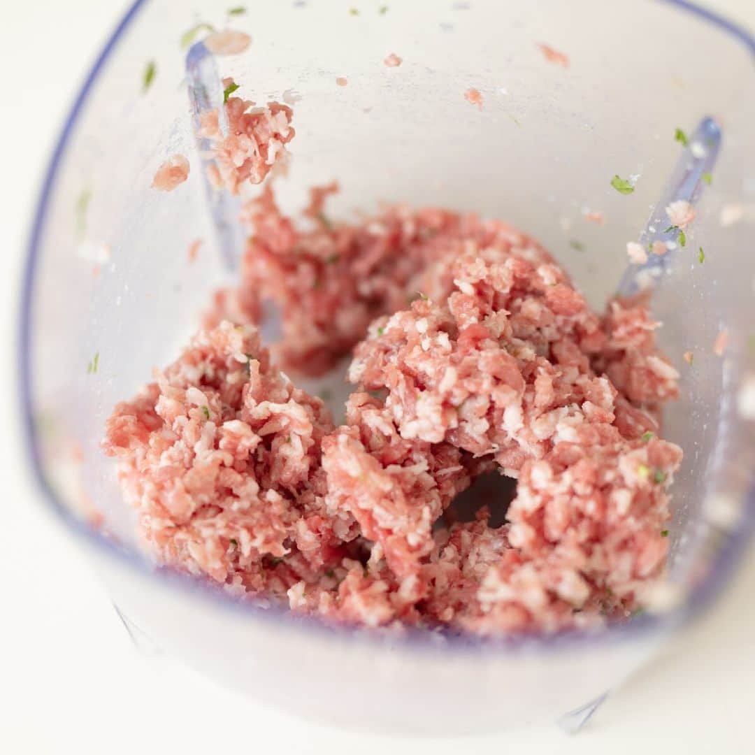 récolteレコルトさんのインスタグラム写真 - (récolteレコルトInstagram)「. 【EATips】FUN WAY Recipe お昼が待ち遠しいお弁当のおかず ＜全2回＞ . レコルトの［カプセルカッター ボンヌ］の最大の魅力は、 面倒な作業があっという間にできること😊👍✨ 少ない量だと無理かな？と思いきや、 にんにく1かけのみじん切りも瞬間完了！ 手軽に使える［カプセルカッター ボンヌ］の自慢のひとつです👏👏👏 . 先週に続き、渡辺麻紀さんが教えてくださったのは ［カプセルカッター ボンヌ］で作る 時短調理＆冷凍保存もできるお弁当のおかずレシピ😋 . ふたつめのメニューは、スパイス使いが素晴らしいモロッコ風お米入りミートボール☺️ ミートボールにお米を混ぜているので、栄養バランスがよく、 まさにお弁当にぴったりのメニュー👌 冷凍保存しておけるから、急な来客時のおもてなしにもおすすめです！ . おしゃれランチで気分転換😊💕👍 自慢したくなる手作りミートボールはこちらから✨ https://recolte-jp.com/eatips/funway/recipe/201909-1-2 . #recolte  #レコルト #capsulecutterbonne #カプセルカッター ボンヌ #フードプロセッサー #みじん切り  #ひき肉  #ミートボール #モロッコ風 #お弁当 #お弁当おかず #お弁当生活 #レシピ  #簡単レシピ  #手作り  #手料理　 #美味しい  #おうちごはん  #料理好きな人と繋がりたい #テーブルクッキング  #キッチン家電  #ギフト家電　 #渡辺麻紀 #eatips  #イーティップス」9月18日 16時58分 - recolte_official
