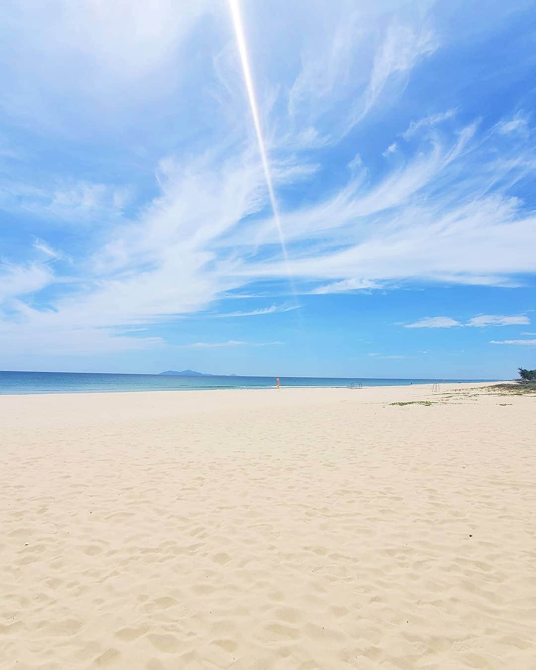 Galaxy Mobile Japanさんのインスタグラム写真 - (Galaxy Mobile JapanInstagram)「Galaxyだからこそ、昼も夜もきれいに撮れた空と海️。まっすぐ伸びる飛行機雲も見つけました✈ ️青い空、白い雲、広がる砂浜…暑かった夏も終わるとなると、なんかちょっと寂しいですよね…😂 📸#GalaxyS10 #withGalaxy 1枚目：Photo by @iwakurashiori 2枚目：Photo by @shibatahikari ・ ・ ・ #香川 #父母ヶ浜 #香川旅行 #四国旅行 #ベトナム #ダナン #ベトナム旅行 #夏の終わり #夏が終わる #空を見上げるのが好き #飛行機雲 #kagawa #vietnam #Galaxyカメラ部」9月18日 17時00分 - samsungjpn