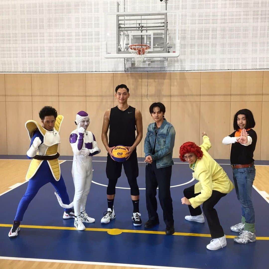 落合知也のインスタグラム：「今日の24:09〜日本テレビで放送の 「それって⁉︎実際どうなの課」に出演📺 ドラゴンボール芸人の方々と北村匠海さんとバスケで対決。勝負の行方は是非オンエアをご覧下さい‼︎宜しくお願いしますー！！」