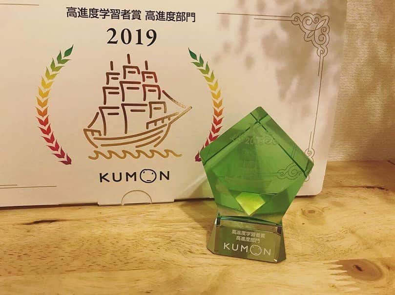 KUMON（公文式・くもん）【オフィシャル】さんのインスタグラム写真 - (KUMON（公文式・くもん）【オフィシャル】Instagram)「.﻿﻿ @kumon_jp_official では﻿﻿﻿﻿ 「#kumonfriends」のハッシュタグを﻿﻿﻿﻿ つけて投稿していただいた写真を﻿﻿﻿﻿ 紹介していきます🏆 ﻿﻿ こちらは @yukayuka26aさんの1枚🐬  初めていただきました！KUMON のトロフィー💕💕💕 息子よりわたしの方が大興奮😝✨ 毎日の頑張りが身を結ぶのですね！ 息子の自信にも、活力にも繋がったと思います。  @yukayuka26aさん、 素敵な投稿ありがとうございます。 ﻿ ﻿﻿ うれしい、たのしい、KUMONの毎日♪を写真や﻿﻿動画で撮って、@kumon_jp_officialをフォローの上、ハッシュタグ「#kumonfriends」をつけて、コメントと一緒に写真を投稿してくださいね📷﻿﻿ ﻿﻿ ※投稿写真は、公式Instagramアカウントの投稿やKUMON BUZZ PLACE WEBサイトにてトリミング、加工の上、使用させていただく場合がございます。﻿﻿ ※画像や動画の無断転載はお断りします。﻿﻿ ※ダイレクトメッセージへの返信はいたしません。﻿﻿ ﻿﻿ #くもん #くもんいくもん #やっててよかった公文式 #公文 #公文式 #公文国語 #くもん頑張り隊 #公文オブジェ #記念オブジェ #オブジェ #オブジェもらったもん #高進度学習者賞 #初めて #毎日 #頑張り #自信 #活力 #繋がる #kumon #kumonkids #kumonsmile #kumonday #kumontime #kids #kidstagram #study #studygram #studytime #kumonfriendsと繋がりたい」9月18日 17時00分 - kumon_jp_official