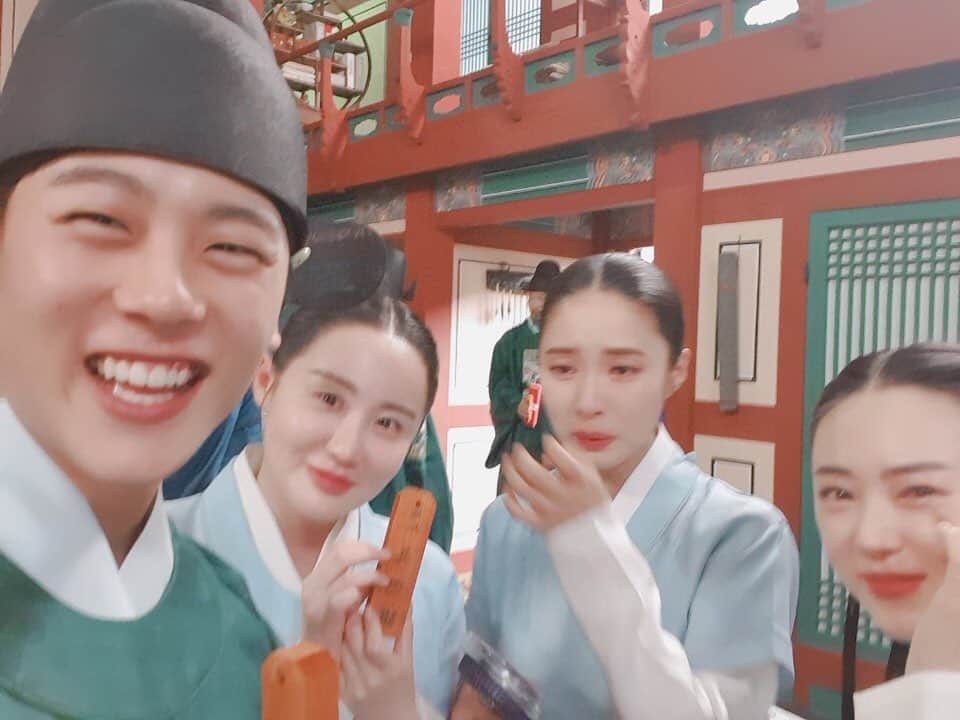 シン・セギョンのインスタグラム：「사랑하는 예문관 식구들❣️」