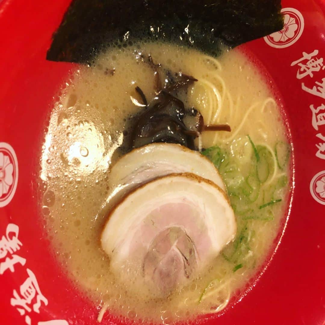 世手子さんのインスタグラム写真 - (世手子Instagram)「I got well at the Hakata Dojo in MACHIDA╰(*´︶`*)╯♡ Feel free to enjoy Kyushu cuisine（＾ν＾） Everyone,nice comments thanks（＾Ｏ＾） I appreciate your kindness)^o^( https://item.woomy.me/c/60937 #九州料理 が食べたくなって #博多道場町田店 に行ってきちゃったよ(〃ω〃) 活気付いた店内はすごくパワーが出て楽しいよ٩(๑❛ᴗ❛๑)۶ #男梅ソーダ あったっっ お通しはさつま揚げで嬉しい(*☻-☻*) 珍しい #烏賊テッサ ♪( ´θ｀) #串料理 も豊富！ #博多とり皮串 #月見だれつくね #アスパラ巻串 #豚バラしそ巻 #椎茸肉詰め串  オススメは #博多名物 やみつき #鉄鍋餃子 ∩^ω^∩ あつあつジューシー(o^^o) #さつまいものバター焼き も旬でいいねー(*´ω｀*) シメは #博多ラーメン (๑˃̵ᴗ˂̵) #九州パワー 全開やったね／(^o^)＼ #佐賀ぼうろ の #黒ごまアイスサンド (*≧∀≦*) 今日のライブもがんばるぞー！ 博多道場 町田で検索(^o^) Casting by @woomy.restaurant」9月18日 17時00分 - rojide
