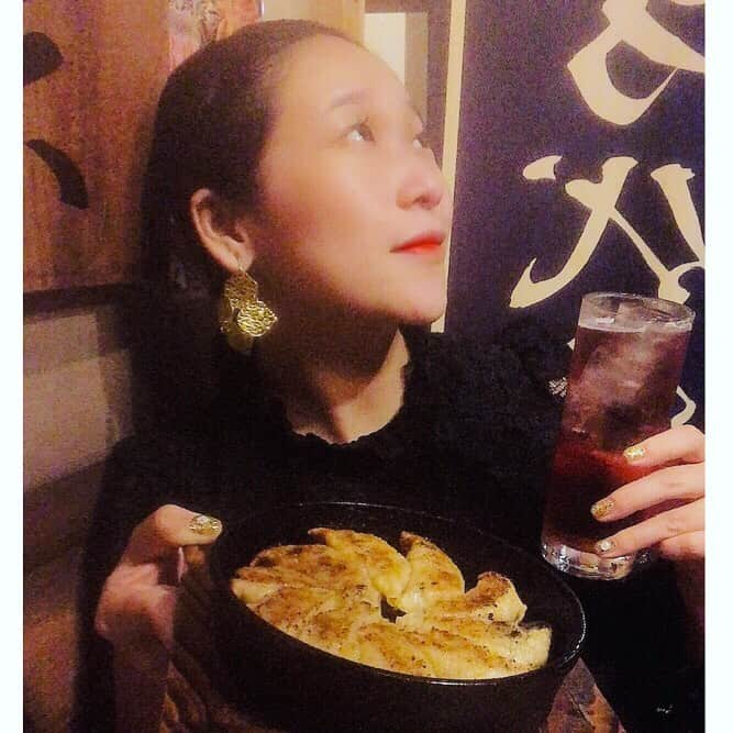 世手子さんのインスタグラム写真 - (世手子Instagram)「I got well at the Hakata Dojo in MACHIDA╰(*´︶`*)╯♡ Feel free to enjoy Kyushu cuisine（＾ν＾） Everyone,nice comments thanks（＾Ｏ＾） I appreciate your kindness)^o^( https://item.woomy.me/c/60937 #九州料理 が食べたくなって #博多道場町田店 に行ってきちゃったよ(〃ω〃) 活気付いた店内はすごくパワーが出て楽しいよ٩(๑❛ᴗ❛๑)۶ #男梅ソーダ あったっっ お通しはさつま揚げで嬉しい(*☻-☻*) 珍しい #烏賊テッサ ♪( ´θ｀) #串料理 も豊富！ #博多とり皮串 #月見だれつくね #アスパラ巻串 #豚バラしそ巻 #椎茸肉詰め串  オススメは #博多名物 やみつき #鉄鍋餃子 ∩^ω^∩ あつあつジューシー(o^^o) #さつまいものバター焼き も旬でいいねー(*´ω｀*) シメは #博多ラーメン (๑˃̵ᴗ˂̵) #九州パワー 全開やったね／(^o^)＼ #佐賀ぼうろ の #黒ごまアイスサンド (*≧∀≦*) 今日のライブもがんばるぞー！ 博多道場 町田で検索(^o^) Casting by @woomy.restaurant」9月18日 17時00分 - rojide