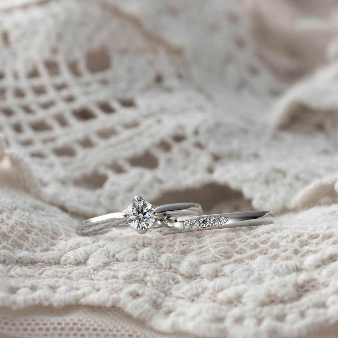 婚約・結婚指輪のI-PRIMO（アイプリモ）公式アカウントさんのインスタグラム写真 - (婚約・結婚指輪のI-PRIMO（アイプリモ）公式アカウントInstagram)「* 【ダイヤモンドとプラチナ両方の美しさを重ねて】 すっきりとしたアームがダイヤモンドを際立たせ、美しいサイドビューの『アルク』。重ねるのは、細身のフォルムと滑らかな質感でシーンを選ばず使える『ユノー』。素材の良さが引き立つセットリングです。  婚約指輪：アルク #アイプリモ_アルク 結婚指輪：ユノー #アイプリモ_ユノー * #iprimo #アイプリモ #婚約指輪 #結婚指輪 #ブライダルリング #エンゲージリング #マリッジリング #エタニティリング #プレ花嫁 #結婚準備 #婚約 #結婚 #令和婚 #2019冬婚 #2020春婚 #wedding #bridal #bridaljewelry #happywedding #rings #bridalring #marriagering #engagementring #diamond #日本中のプレ花嫁さんと繋がりたい #セットリング」9月18日 17時05分 - iprimo_official