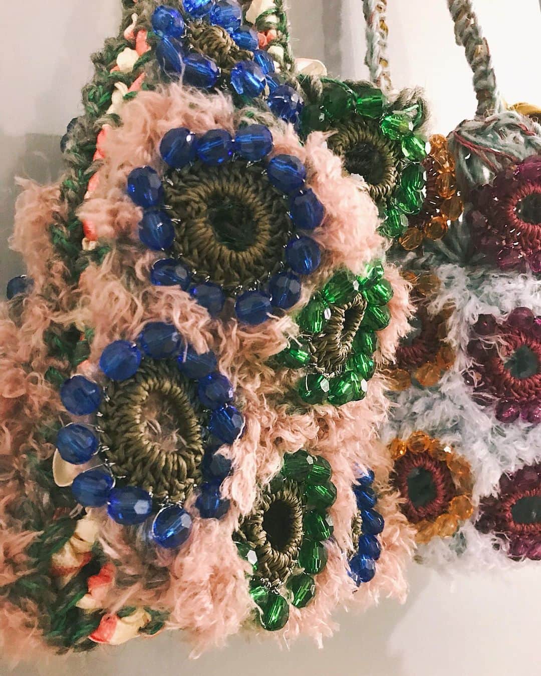 蓮沼千紘さんのインスタグラム写真 - (蓮沼千紘Instagram)「New release 📢  Bead bag knitted with fake fur yarn.  9/21 Culture Festival!BUNKASAI-Chara‘s28th&Charamoba 5th Anniversary. 11:00-16:00 新宿・文化服装学院B館20階201  全6点各色1点です。  #knit#aneddy#handwork#handknit」9月18日 17時07分 - knitchihiro