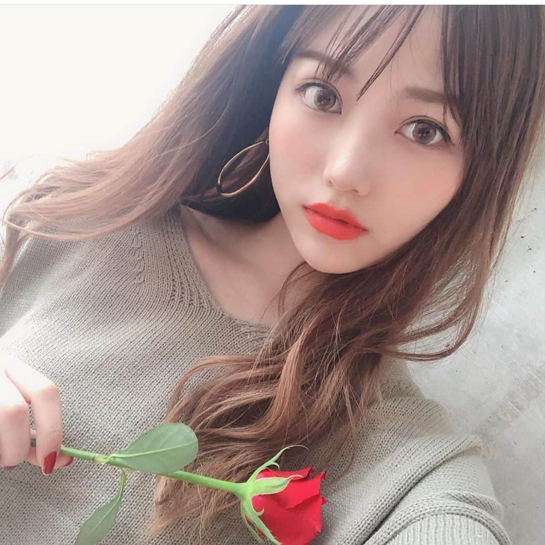 天使と女神のハーフさんのインスタグラム写真 - (天使と女神のハーフInstagram)「今回ご紹介させて頂くのは…🤩 ﻿﻿. . AKIPOYOさん《 @i_am____aki 》です❣ . . 赤いリップが似合う天使❤️ . . AKIPOYOさん《 @i_am____aki 》 素敵な投稿ありがとうございました💋﻿﻿ ﻿﻿ . まだまだAKIPOYOさんのインスタには﻿﻿ たくさん素敵な投稿ございます！ ﻿ . . ぜひ、覗いてみてください 💁🏽‍♀️❤️ ﻿﻿ ﻿﻿ ﻿﻿ . ☆★☆★☆★☆★☆★☆★☆★☆★﻿﻿ ﻿﻿ . 名前の通り﻿﻿ 天使と女神のハーフのような﻿﻿ 美しさをもつ女性を﻿﻿ 沢山ご紹介していきます 🥰❤ . ️﻿﻿ ﻿﻿ 掲載ご希望の方は﻿﻿ ﻿﻿ @tenshi_to_megami と #天使と女神のハーフ ﻿﻿ ﻿﻿ をタグ付けしてください 💁‍♀️💞 ﻿﻿ ﻿﻿ . ★☆★☆★☆★☆★☆★☆★☆★☆ . . ﻿﻿ ﻿﻿ #美人 #美女 #美肌 #かわいい﻿﻿ #モデル #コスメ  #ファッション﻿﻿ #女子力  #美意識 #美意識向上 ﻿﻿ #ブランド #ヘアカラー #スタイル﻿﻿ #お灑落さんと繋がりたい ﻿﻿ #ロングヘア #前髪 #ヘアスタイル ﻿﻿ #タピオカ #寫真 #フォローバック ﻿﻿ #カメラ女子 #セルフィー ﻿﻿ #カメラ好きな人と繋がりたい ﻿﻿ #bayflow #サロモ #サロンモデル﻿ #美容 #ダイエット #アパレル」9月18日 17時07分 - tenshi_to_megami