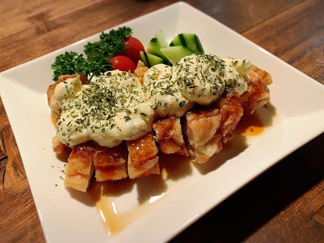 のインスタグラム：「何食べても美味しい🤤💕 . チキン南蛮 松茸入りクリームコロッケ セセリの塩焼き トウモロコシの天ぷら お刺身 ホヤの塩辛 お通し 信州みそ汁 . . 本当ならこれに🍶👍笑 実際はジンジャエール🥤. . . . . . #晩酌屋バグース #yunnaログ  #千種区グルメ  #禁煙  #授乳中」