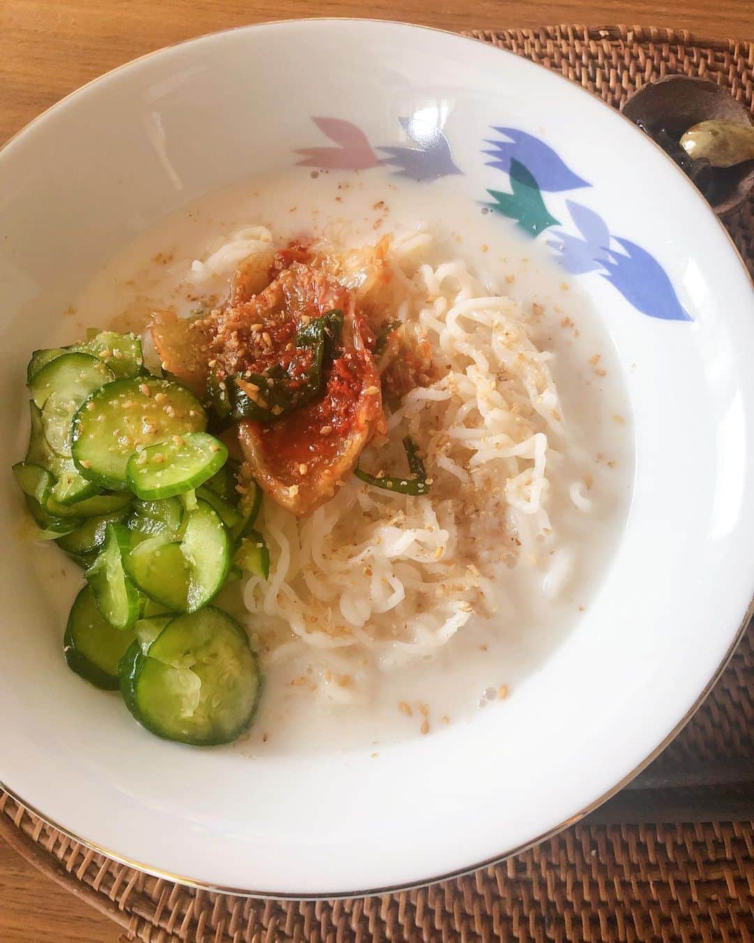 加藤紀子のインスタグラム：「毎度新たな味の旅をさせてくれる 相模屋さん。 今日のランチに頂いた豆腐ヌードル、歯ごたえある麺もコクあるスープもどれも豆乳から作られていて 豆腐ラバーにも ヘルシー食さんにも 嬉しい一品でした✨ スーパーのお豆腐コーナーでぜひチェックしてみてくださいー！ （塩揉みキュウリとキムチ、すりゴマトッピング）  #なにも頼まれてないのに #ただの豆腐好き #豆腐マイスター #お豆腐親善大使 #豆腐 #相模屋」