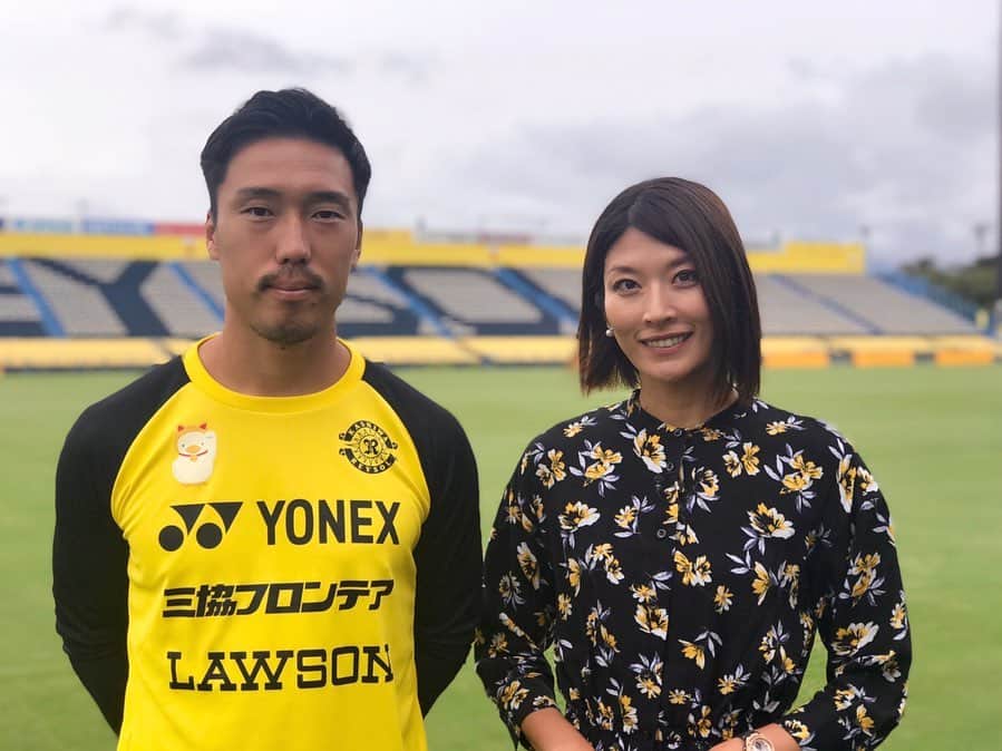 西谷綾子のインスタグラム：「✴︎ 柏レイソル MF 27 ⚽️🏃 三原雅俊選手にインタビュー🤗 ・ MFの魅力、自身の持ち味。 ネルシーニョ監督への印象。 小学校の時、憧れていた選手や影響を受けた人など‥ たっぷり伺いました☺️👍🌟 ・ この模様は 9/22(日)よる8:30〜 チバテレ「ライジングレイソル」🤗観てねーー🙌 ・ #柏レイソル #残り10試合 #勝利  #サッカー #笑顔 #j1昇格へ #みんなで喜び合いたい  #今週末は愛媛FC ⚽️ #jリーグ  #soccer #reysol #jleague #flower  #kashiwa #kashiwareysol #football #vitoria #happy」