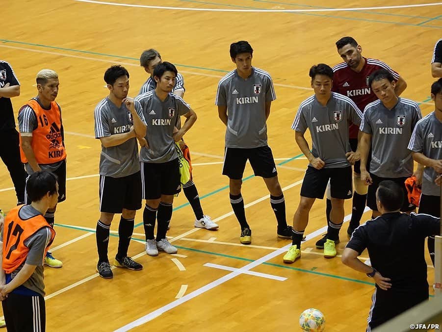 日本サッカー協会さんのインスタグラム写真 - (日本サッカー協会Instagram)「📸9月23日(月・祝)・25日(水)にフットサルタイ代表との国際親善試合に臨む#フットサル日本代表 は、初戦の開催地となる新潟県長岡市にてトレーニングを開始。 ・ 今回はＦリーグで活躍する16名の選手が招集され、9月16日よりチームが始動。ブルーノ監督からは親善試合の目的やAFCフットサル選手権2020予選までのスケジュールが改めて共有されました。 ・ #jfa #daihyo ―――――――――――――――――― 国際親善試合 🆚タイ代表🇹🇭 ・ [第1戦] 📅9/23(月・祝) 14:00KO 📍新潟/シティホールプラザアオーレ長岡 ・ [第2戦] 📅9/25(水) 19:30KO 📍愛知/武田テバオーシャンアリーナ ・ チケット絶賛発売中！ 👉大会情報はJFA.jpへ ――――――――――――――――――」9月18日 17時17分 - japanfootballassociation