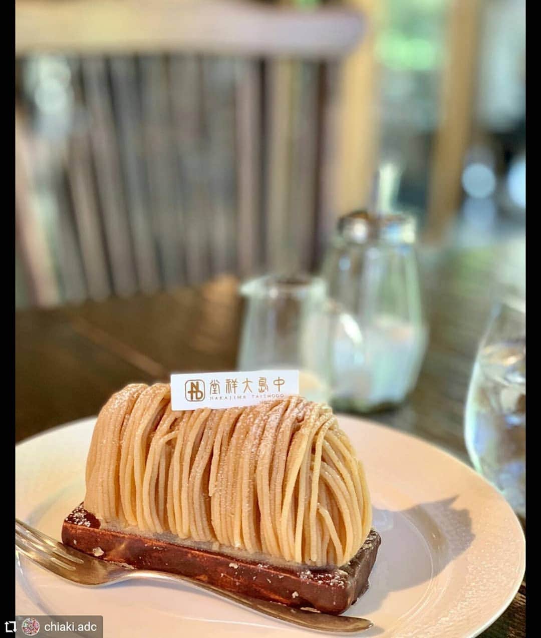 のインスタグラム：「兵庫県公式インスタグラム『love_hyogo』です。  love_hyogoでは皆さんが#lovehyogo のハッシュタグを付けて投稿していただいた写真から素敵な写真をご紹介させていただきます。  本日のピックアップは @chiaki.adc さんのお写真です👑 ハッシュタグをつけての投稿ありがとうございます😳  写真は丹波市柏原町にあるカフェでの一枚です📷  秋といえば栗🌰栗のスイーツといえばモンブラン💖 丹波栗を贅沢に使用したモンブランなんて、聞いただけで美味しいやつ❗😍と分かりますね😁 和栗感たっぷりのクリームに、土台にはチョコレートをコーティングしたロースト玄米メレンゲ、ザクザクと食感がアクセントになっているとか😋  こちらのお店は、かやぶき屋根の古民家をリノベーションしたカフェで、このモンブランのフォルムもお店の屋根をモチーフにしています👌 丹波の実りを生かしたお菓子やスイーツ、ランチには石窯を使ったピザなどが楽しめますよ🍕🍰☕ 皆さまも、ぜひ足を運んでみてください😊🍴 兵庫にまつわる投稿は#lovehyogo のハッシュタグをお願いします👈  #兵庫県#兵庫#lovehyogo#love_hyogo#photooftheday#followme#hyogo #丹波市 #丹波市柏原町 #丹波市カフェ #丹波市グルメ #モンブラン #古民家カフェ  #秋の味覚 #和栗モンブラン #かやぶき屋根」