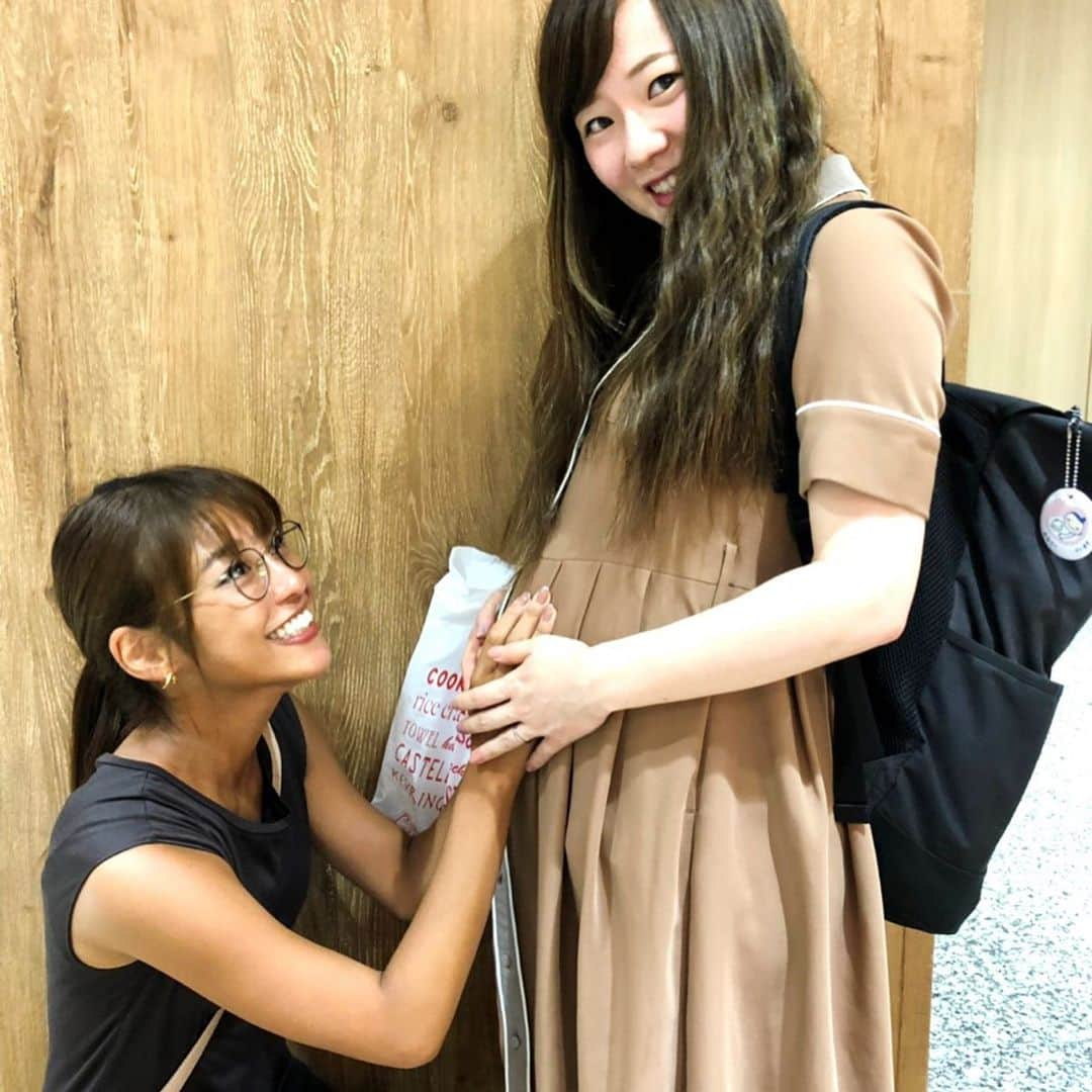 岡副麻希さんのインスタグラム写真 - (岡副麻希Instagram)「🌸﻿ 会うたびに大きくなる親友のおなか💓👶💓﻿ とっても愛おしいです😭﻿ たくさんほっぺむにむにさせてもらうのが﻿ 待ち遠しいなぁ👼🏻💕💕﻿ ﻿ #頑張ってね！！！﻿ #みんな待ってるよ！！ #大学に入って一番最初にできた大切な友 #わせじょ#文女」9月18日 17時29分 - maki_okazoe_official