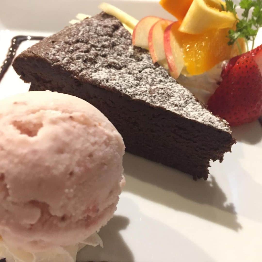 hanatsubaki029のインスタグラム：「食後に甘いデザートはいかがですか？ 濃厚な甘さが人気のガトーショコラです！ #個室#イーマ#和食#花椿#梅田#阪神百貨店#photooftheday #instagood #instafood #osaka#大阪駅#駅近#umeda#米活#お造り#アイスクリーム#ガトーショコラ」