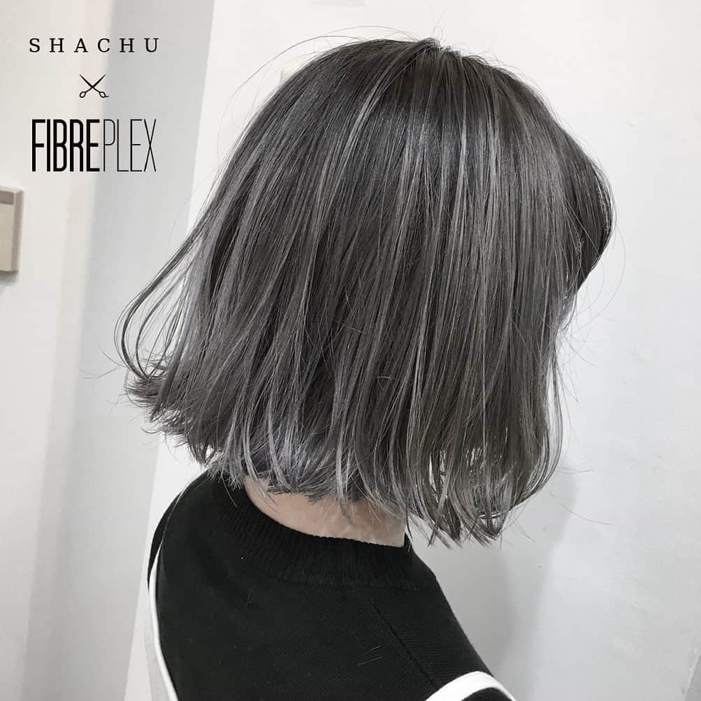 のインスタグラム：「[ SHACHU × FIBREPLEX インスタ タイアップ企画] CHARCOAL COLOR HAIR by @miyakoshiii  シュワルツコフの毛髪強化システム＝ファイバープレックス どんな髪にも使え、しっかり発色。 染める＋『 保護・強化 』のヘアカラーに #アンティークカラー と#チャコールカラー が登場！ 渋谷の大人気サロン「SHACHU」とのコラボレーションで、ファイバープレックスカラーのヘアスタイル写真をアップします！ @shachu_hair #ファイバープレックス #ファイバープレックスカラー #unlock #アンティークカラー #チャコールカラー #デニムヘア #マッシュルームブラウン」