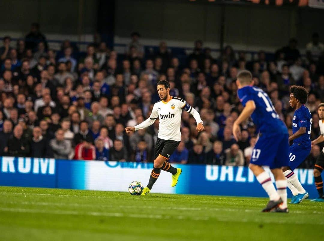 ダニエル・パレホのインスタグラム：「Ahora hablemos de fútbol, de un gran resultado en Londres, de un espectacular inicio de Champions y de un partido importantísimo en Mestalla el próximo domingo. Debemos estar más unidos que nunca! #amuntsempre 🦇🦇🦇」