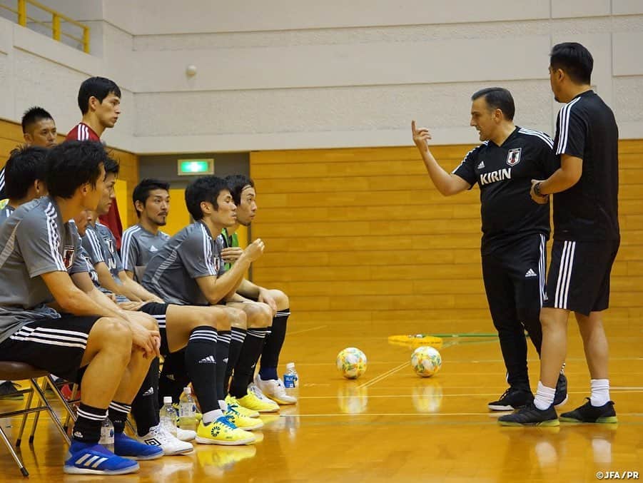 日本サッカー協会さんのインスタグラム写真 - (日本サッカー協会Instagram)「📸9月23日(月・祝)・25日(水)にフットサルタイ代表との国際親善試合に臨む#フットサル日本代表 は17日、新潟県刈羽村総合体育館にて90分間のトレーニングを実施。 ・ 会場到着時には100人近くの地元保育園児の歓迎を受け、選手たちは気持ちを新たにピッチへ向かいました。午後は紅白戦を行い、実戦形式にてフットサルタイ代表との試合に向けたトレーニングに選手全員で取り組みました。 ・ 同日午後のトレーニング前にはブルーノ・ガルシア監督が長岡市長へ表敬訪問を実施。磯田達伸市長からは「帝京長岡高校の活躍を中心にフットサル文化になじみの深い長岡市でAFC大会に向けて充実したトレーニングを行っていただき、ぜひ素晴らしい試合をファン・サポーターに見せてください。」とエールが送られました。 ・ #jfa #daihyo ―――――――――――――――――― 国際親善試合 🆚タイ代表🇹🇭 ・ [第1戦] 📅9/23(月・祝) 14:00KO 📍新潟/シティホールプラザアオーレ長岡 ・ [第2戦] 📅9/25(水) 19:30KO 📍愛知/武田テバオーシャンアリーナ ・ チケット絶賛発売中！ 👉大会情報はJFA.jpへ ――――――――――――――――――」9月18日 17時27分 - japanfootballassociation