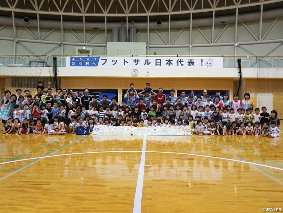 日本サッカー協会さんのインスタグラム写真 - (日本サッカー協会Instagram)「📸9月23日(月・祝)・25日(水)にフットサルタイ代表との国際親善試合に臨む#フットサル日本代表 は17日、新潟県刈羽村総合体育館にて90分間のトレーニングを実施。 ・ 会場到着時には100人近くの地元保育園児の歓迎を受け、選手たちは気持ちを新たにピッチへ向かいました。午後は紅白戦を行い、実戦形式にてフットサルタイ代表との試合に向けたトレーニングに選手全員で取り組みました。 ・ 同日午後のトレーニング前にはブルーノ・ガルシア監督が長岡市長へ表敬訪問を実施。磯田達伸市長からは「帝京長岡高校の活躍を中心にフットサル文化になじみの深い長岡市でAFC大会に向けて充実したトレーニングを行っていただき、ぜひ素晴らしい試合をファン・サポーターに見せてください。」とエールが送られました。 ・ #jfa #daihyo ―――――――――――――――――― 国際親善試合 🆚タイ代表🇹🇭 ・ [第1戦] 📅9/23(月・祝) 14:00KO 📍新潟/シティホールプラザアオーレ長岡 ・ [第2戦] 📅9/25(水) 19:30KO 📍愛知/武田テバオーシャンアリーナ ・ チケット絶賛発売中！ 👉大会情報はJFA.jpへ ――――――――――――――――――」9月18日 17時27分 - japanfootballassociation