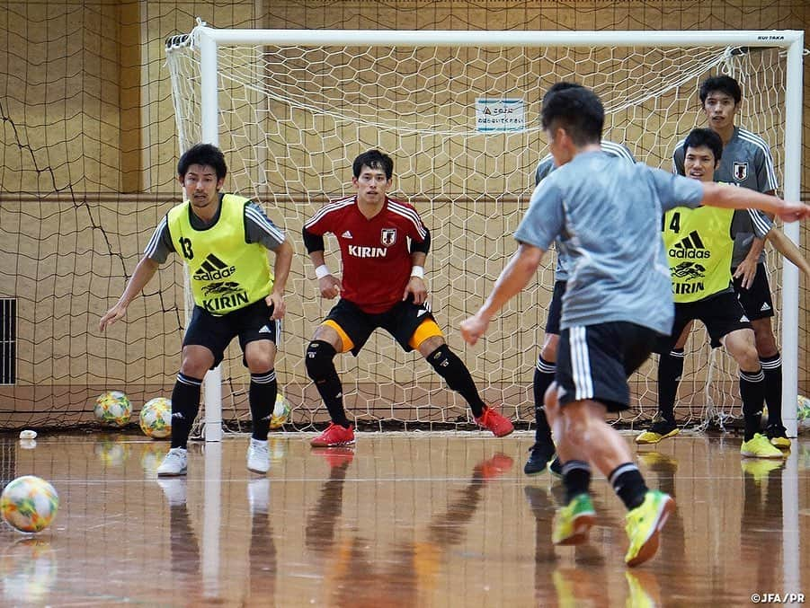 日本サッカー協会さんのインスタグラム写真 - (日本サッカー協会Instagram)「📸9月23日(月・祝)・25日(水)にフットサルタイ代表との国際親善試合に臨む#フットサル日本代表 は17日、新潟県刈羽村総合体育館にて90分間のトレーニングを実施。 ・ 会場到着時には100人近くの地元保育園児の歓迎を受け、選手たちは気持ちを新たにピッチへ向かいました。午後は紅白戦を行い、実戦形式にてフットサルタイ代表との試合に向けたトレーニングに選手全員で取り組みました。 ・ 同日午後のトレーニング前にはブルーノ・ガルシア監督が長岡市長へ表敬訪問を実施。磯田達伸市長からは「帝京長岡高校の活躍を中心にフットサル文化になじみの深い長岡市でAFC大会に向けて充実したトレーニングを行っていただき、ぜひ素晴らしい試合をファン・サポーターに見せてください。」とエールが送られました。 ・ #jfa #daihyo ―――――――――――――――――― 国際親善試合 🆚タイ代表🇹🇭 ・ [第1戦] 📅9/23(月・祝) 14:00KO 📍新潟/シティホールプラザアオーレ長岡 ・ [第2戦] 📅9/25(水) 19:30KO 📍愛知/武田テバオーシャンアリーナ ・ チケット絶賛発売中！ 👉大会情報はJFA.jpへ ――――――――――――――――――」9月18日 17時27分 - japanfootballassociation