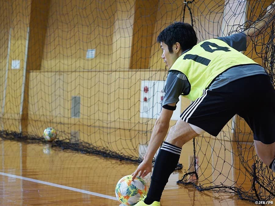 日本サッカー協会さんのインスタグラム写真 - (日本サッカー協会Instagram)「📸9月23日(月・祝)・25日(水)にフットサルタイ代表との国際親善試合に臨む#フットサル日本代表 は17日、新潟県刈羽村総合体育館にて90分間のトレーニングを実施。 ・ 会場到着時には100人近くの地元保育園児の歓迎を受け、選手たちは気持ちを新たにピッチへ向かいました。午後は紅白戦を行い、実戦形式にてフットサルタイ代表との試合に向けたトレーニングに選手全員で取り組みました。 ・ 同日午後のトレーニング前にはブルーノ・ガルシア監督が長岡市長へ表敬訪問を実施。磯田達伸市長からは「帝京長岡高校の活躍を中心にフットサル文化になじみの深い長岡市でAFC大会に向けて充実したトレーニングを行っていただき、ぜひ素晴らしい試合をファン・サポーターに見せてください。」とエールが送られました。 ・ #jfa #daihyo ―――――――――――――――――― 国際親善試合 🆚タイ代表🇹🇭 ・ [第1戦] 📅9/23(月・祝) 14:00KO 📍新潟/シティホールプラザアオーレ長岡 ・ [第2戦] 📅9/25(水) 19:30KO 📍愛知/武田テバオーシャンアリーナ ・ チケット絶賛発売中！ 👉大会情報はJFA.jpへ ――――――――――――――――――」9月18日 17時27分 - japanfootballassociation