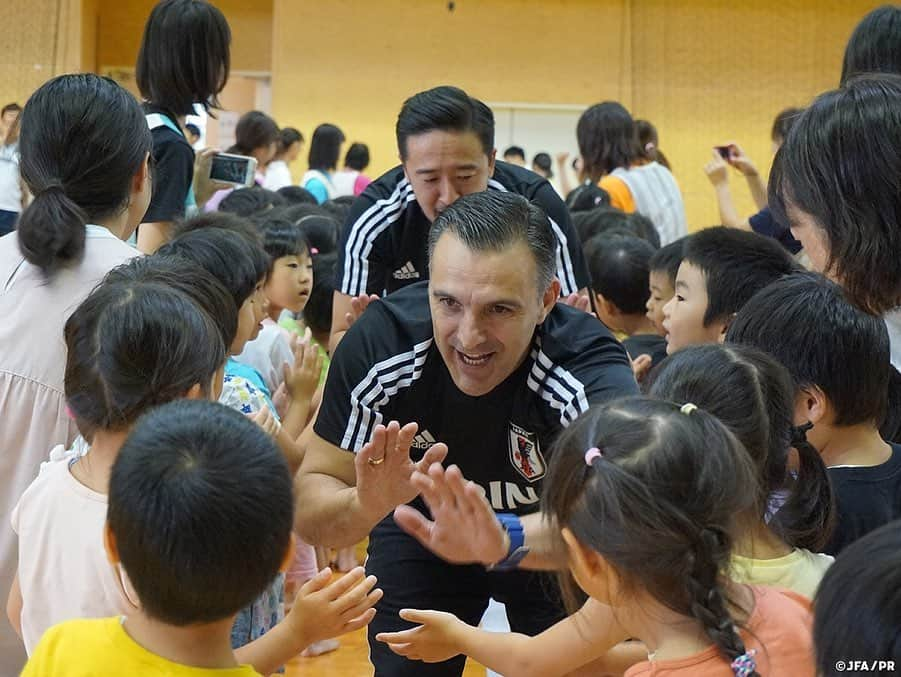 日本サッカー協会さんのインスタグラム写真 - (日本サッカー協会Instagram)「📸9月23日(月・祝)・25日(水)にフットサルタイ代表との国際親善試合に臨む#フットサル日本代表 は17日、新潟県刈羽村総合体育館にて90分間のトレーニングを実施。 ・ 会場到着時には100人近くの地元保育園児の歓迎を受け、選手たちは気持ちを新たにピッチへ向かいました。午後は紅白戦を行い、実戦形式にてフットサルタイ代表との試合に向けたトレーニングに選手全員で取り組みました。 ・ 同日午後のトレーニング前にはブルーノ・ガルシア監督が長岡市長へ表敬訪問を実施。磯田達伸市長からは「帝京長岡高校の活躍を中心にフットサル文化になじみの深い長岡市でAFC大会に向けて充実したトレーニングを行っていただき、ぜひ素晴らしい試合をファン・サポーターに見せてください。」とエールが送られました。 ・ #jfa #daihyo ―――――――――――――――――― 国際親善試合 🆚タイ代表🇹🇭 ・ [第1戦] 📅9/23(月・祝) 14:00KO 📍新潟/シティホールプラザアオーレ長岡 ・ [第2戦] 📅9/25(水) 19:30KO 📍愛知/武田テバオーシャンアリーナ ・ チケット絶賛発売中！ 👉大会情報はJFA.jpへ ――――――――――――――――――」9月18日 17時27分 - japanfootballassociation