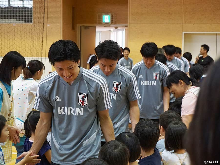 日本サッカー協会さんのインスタグラム写真 - (日本サッカー協会Instagram)「📸9月23日(月・祝)・25日(水)にフットサルタイ代表との国際親善試合に臨む#フットサル日本代表 は17日、新潟県刈羽村総合体育館にて90分間のトレーニングを実施。 ・ 会場到着時には100人近くの地元保育園児の歓迎を受け、選手たちは気持ちを新たにピッチへ向かいました。午後は紅白戦を行い、実戦形式にてフットサルタイ代表との試合に向けたトレーニングに選手全員で取り組みました。 ・ 同日午後のトレーニング前にはブルーノ・ガルシア監督が長岡市長へ表敬訪問を実施。磯田達伸市長からは「帝京長岡高校の活躍を中心にフットサル文化になじみの深い長岡市でAFC大会に向けて充実したトレーニングを行っていただき、ぜひ素晴らしい試合をファン・サポーターに見せてください。」とエールが送られました。 ・ #jfa #daihyo ―――――――――――――――――― 国際親善試合 🆚タイ代表🇹🇭 ・ [第1戦] 📅9/23(月・祝) 14:00KO 📍新潟/シティホールプラザアオーレ長岡 ・ [第2戦] 📅9/25(水) 19:30KO 📍愛知/武田テバオーシャンアリーナ ・ チケット絶賛発売中！ 👉大会情報はJFA.jpへ ――――――――――――――――――」9月18日 17時27分 - japanfootballassociation