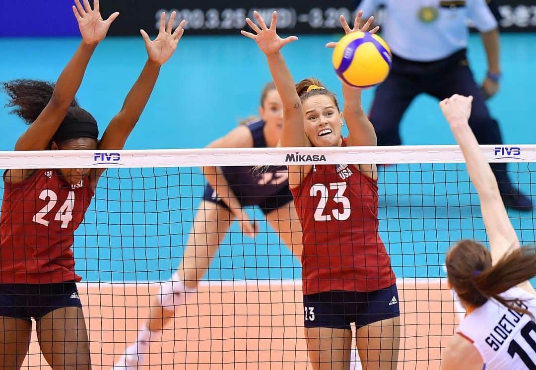 USA Volleyballさんのインスタグラム写真 - (USA VolleyballInstagram)「Outside hitters Jordan Larson and Kelsey Robinson each scored 16 points in leading the @usavwnt past Netherlands 25-23, 25-18, 25-19 in a battle of undefeated teams on the fourth day of FIVB World Cup. #FIVBWWCup  Click our bio 🔗 for recap.」9月18日 17時31分 - usavolleyball