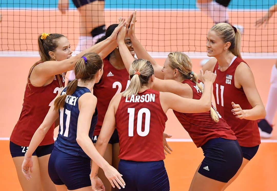 USA Volleyballさんのインスタグラム写真 - (USA VolleyballInstagram)「Outside hitters Jordan Larson and Kelsey Robinson each scored 16 points in leading the @usavwnt past Netherlands 25-23, 25-18, 25-19 in a battle of undefeated teams on the fourth day of FIVB World Cup. #FIVBWWCup  Click our bio 🔗 for recap.」9月18日 17時31分 - usavolleyball