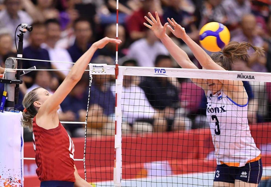 USA Volleyballさんのインスタグラム写真 - (USA VolleyballInstagram)「Outside hitters Jordan Larson and Kelsey Robinson each scored 16 points in leading the @usavwnt past Netherlands 25-23, 25-18, 25-19 in a battle of undefeated teams on the fourth day of FIVB World Cup. #FIVBWWCup  Click our bio 🔗 for recap.」9月18日 17時31分 - usavolleyball