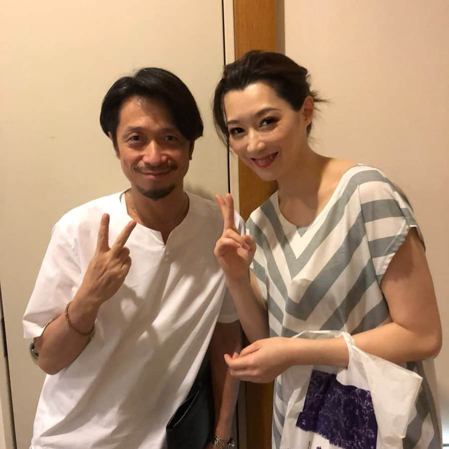 凰稀かなめさんのインスタグラム写真 - (凰稀かなめInstagram)「千秋楽！でした！ 毎日が新鮮で、お客様の反応が楽しみで仕方ない毎日を過ごしました^_^ 連日足を運んでくださった皆様全ての方に感謝です。 最後まで共に戦い、また一つ成長出来た作品でした！ スタッフの皆様にも感謝です！  そして、最後はこの方^_^ #tetsu さん #ビギニング ^_^ 凄く良かったと！ #かなめのカタチ 来年もやりたいな！ 本当にありがとう御座いました」9月18日 17時31分 - kanameouki_official