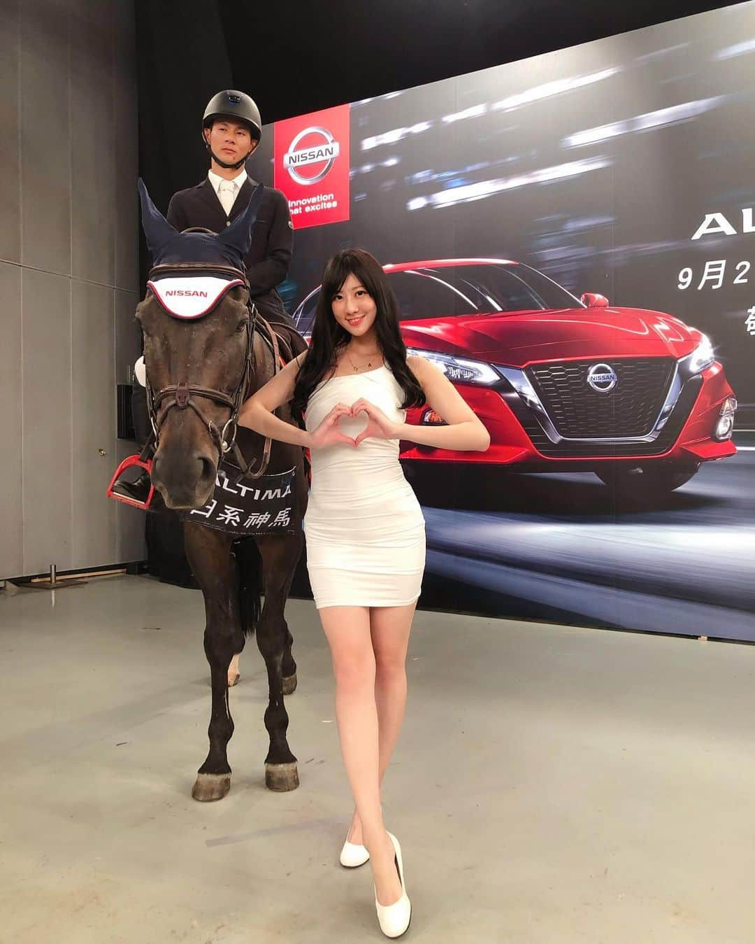 茉晶さんのインスタグラム写真 - (茉晶Instagram)「真的是馬的🐎超鬧的活動❗️ 【日系神馬】開箱活動，近看實車大小的照片真的好吸引人💖💖 最後來個四連拍📸，大家說說是不是好(車)馬配美人呀，期待9/25新車上市  #NISSAN#ALTIMA#日系神馬altima」9月18日 17時46分 - lin.mo.jing