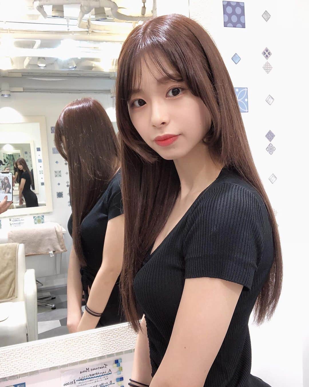 川崎ひかるのインスタグラム：「New hair💆🏻‍♀️ @lapis.kouki . . いつも暗めか明るめかだけで他はお任せしてるんだけどとっても綺麗な色にしてくれます🌟🙏🏻 . . . . . #daily #dailylook #selfie #selca #ootd #데일리 #데일리룩 #셀카그램 #셀카 #셀피 #오오티디 #自撮り #アイドル #ビジョビ」