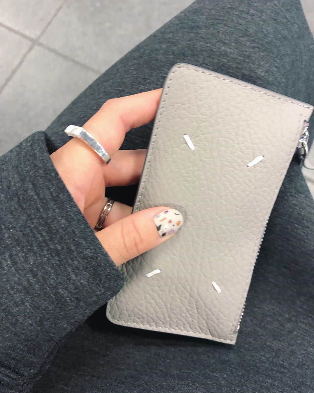 野尻美穂のインスタグラム：「このサイズがあるとつい買い足してしまう、、、全然まだ馴染まなくて使いづらいけどかわいいから良し。 #maisonmargiela #小さいお財布代表の人」