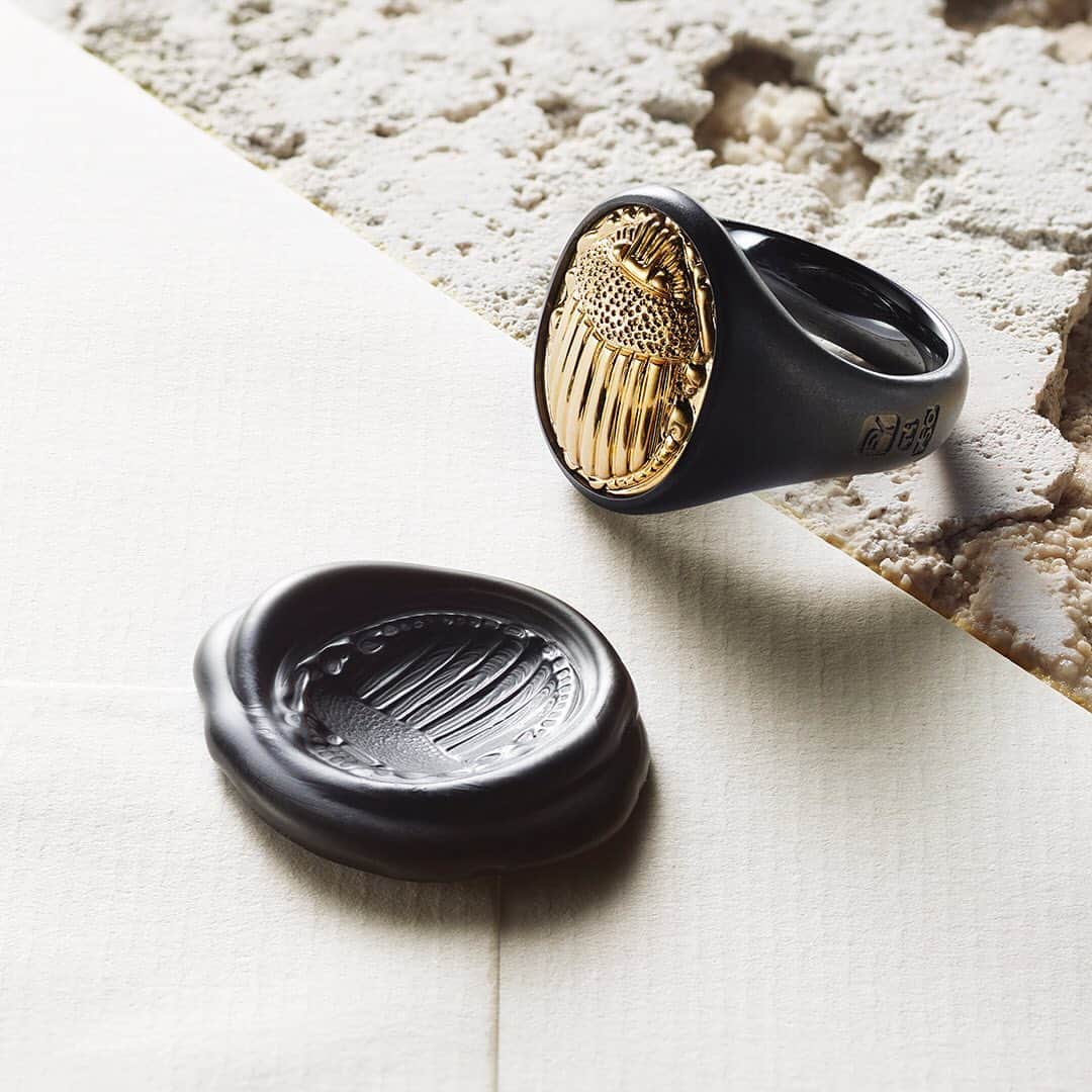 デビッドヤーマンのインスタグラム：「A lasting impression. Our new Petrvs® scarab is hand carved in wax before it is cast in gold. Here, this ancient symbol of immortality, creativity and protection is set in black titanium.  #DavidYurman」