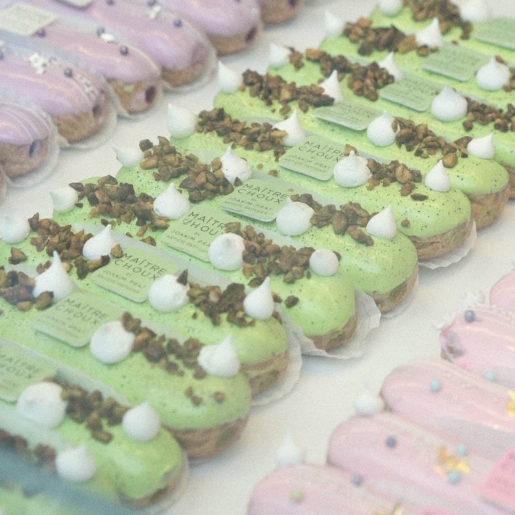 KUNIKAのインスタグラム：「🌸🌿🌸 いつ見ても綺麗に整列してるエクレアのお店 @maitrechoux」