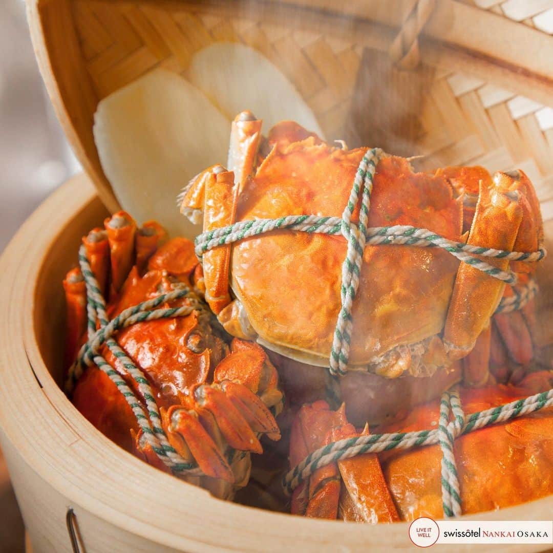 スイスホテル南海大阪さんのインスタグラム写真 - (スイスホテル南海大阪Instagram)「秋は上海毛ガニの季節です。 人気のカニの黄金の卵は9月に成熟し、オスは10月の終わりに成熟します。 今が食べ頃です！#エンプレスルーム #中国料理 Autumn signals the season for Shanghai Hairy Crab. The popular female crab's golden roe matures in September, the ninth lunar month, while the males mature late in October. Now is the best time to eat! #EmpressRoomOsaka」9月18日 9時10分 - swissotelnankaiosaka_official