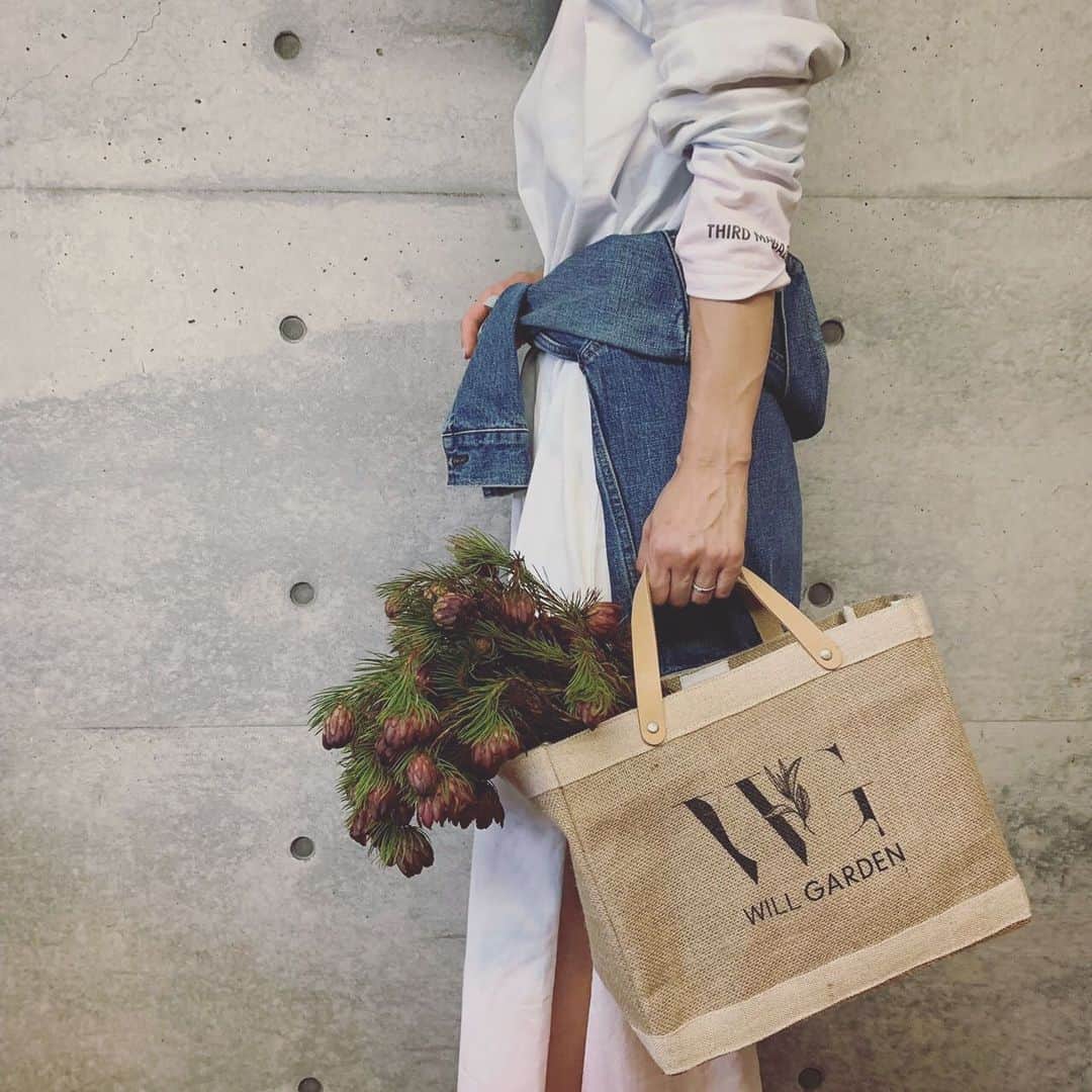 畑野ひろ子のインスタグラム：「@apolisjapan ×@willgarden_official  コラボマーケットバッグ。  APOLIS FLOWER MARKETにて販売いたします。期間は、9/19〜9/30です。  #flower #flowers #dryflower #apolis #marketbag #willgarden」