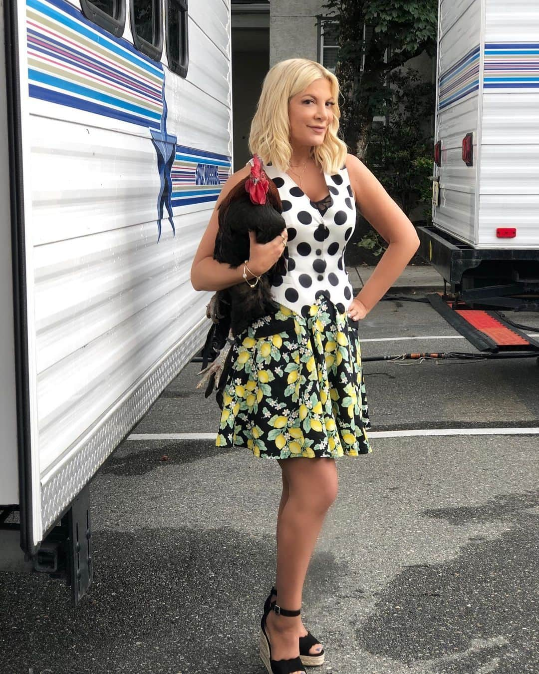 トリ・スペリングさんのインスタグラム写真 - (トリ・スペリングInstagram)「Fashion vs. Farm...Just a typical day on the set of @bh90210 . - Loved every second of the fun and outside the box fashion created by @mandiline on #bh90210 #imatori #renewbh90210 📸 by @ruthannesecunda22」9月18日 9時08分 - torispelling