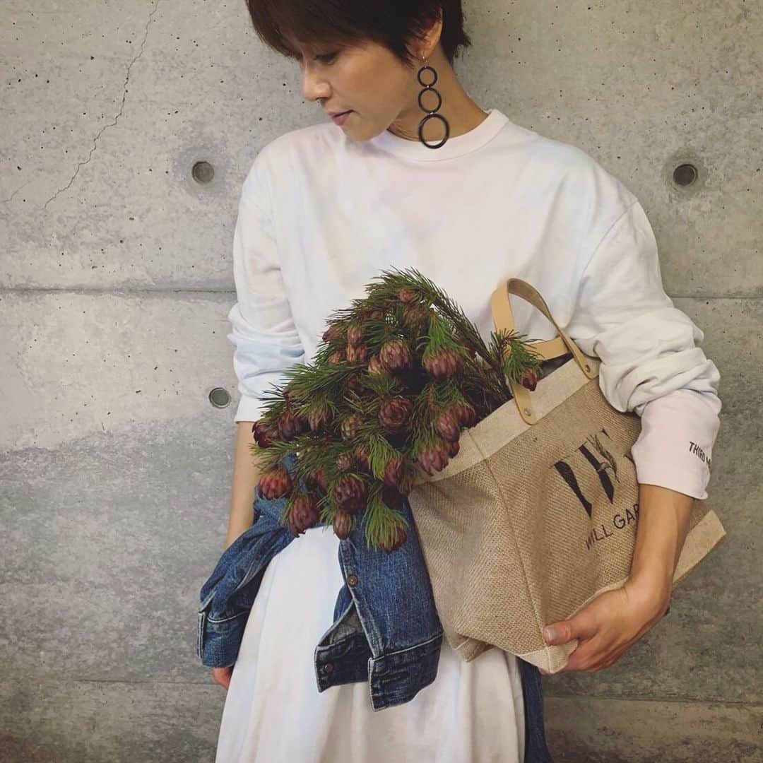 畑野ひろ子のインスタグラム：「お花をどさっと入れても凄く可愛い❤️ 今回は、プロテアナナを。  @apolisjapan ×@willgarden_official  コラボマーケットバッグ。  APOLIS FLOWER MARKETにて販売いたします。期間は、9/19〜9/30です。」