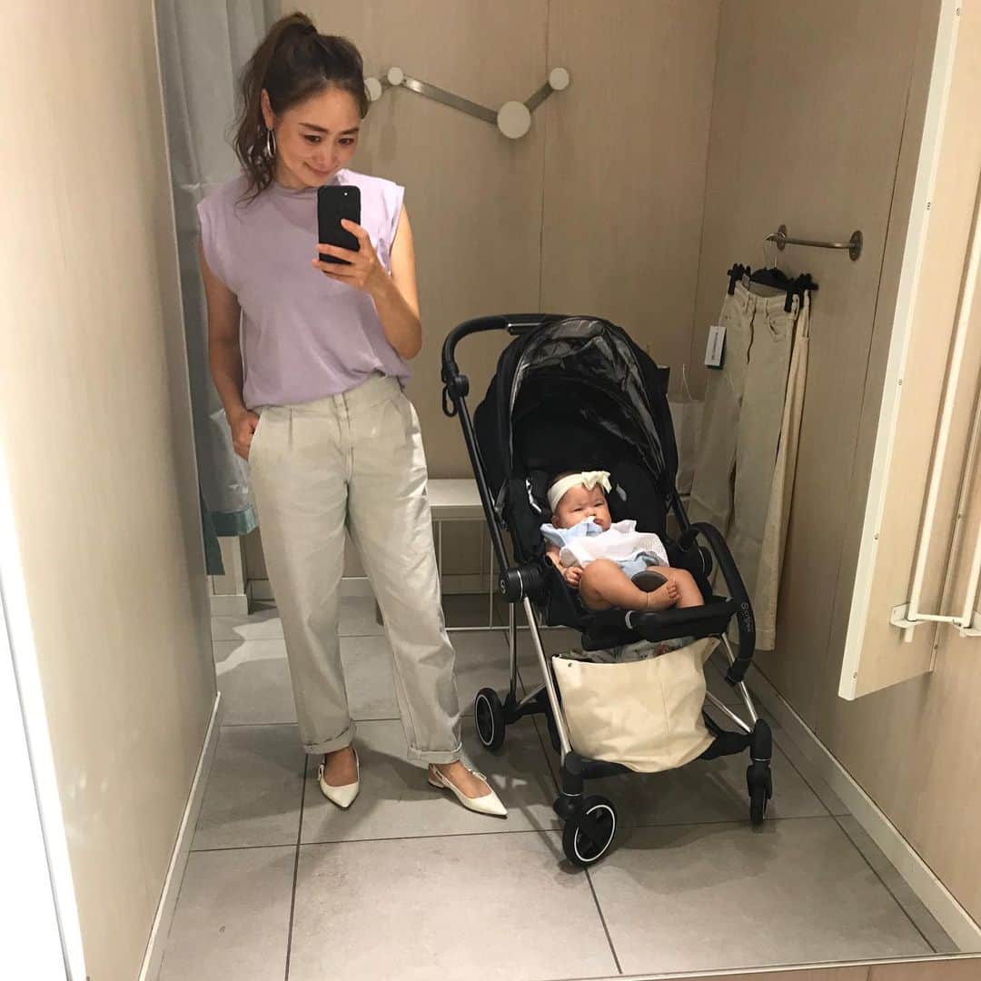 Keikooooooのインスタグラム：「まだまだ暑くてノースリ着てます💜 今日から寒くなるのかな？ お気に入りのZARAのデニムでシンプルコーデ🐰 おチビは、試着待ちと撮影待ちでふて腐れ顔🤣 . tops #ariesmirage @ariesmirage  denim #zara @zara  shoes #dior @dior bag #blanc_official_jp @blanc_official.jp」